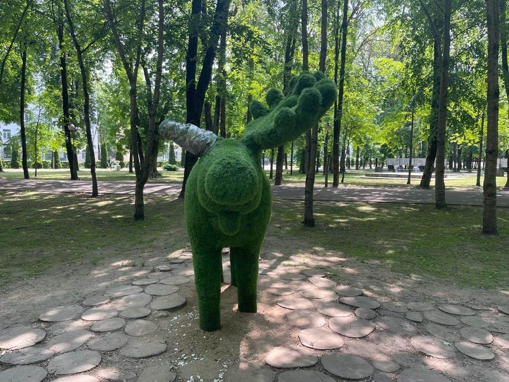 Вандалы портят фигуры животных в парке