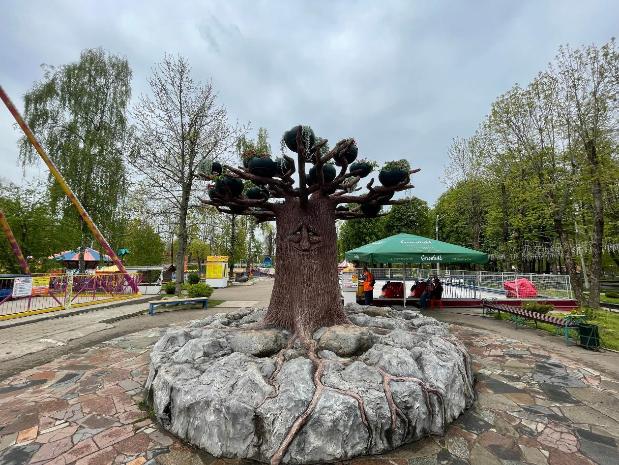 Сегодня в Лопатинском саду «сказочное дерево» наконец-то зацвело. 